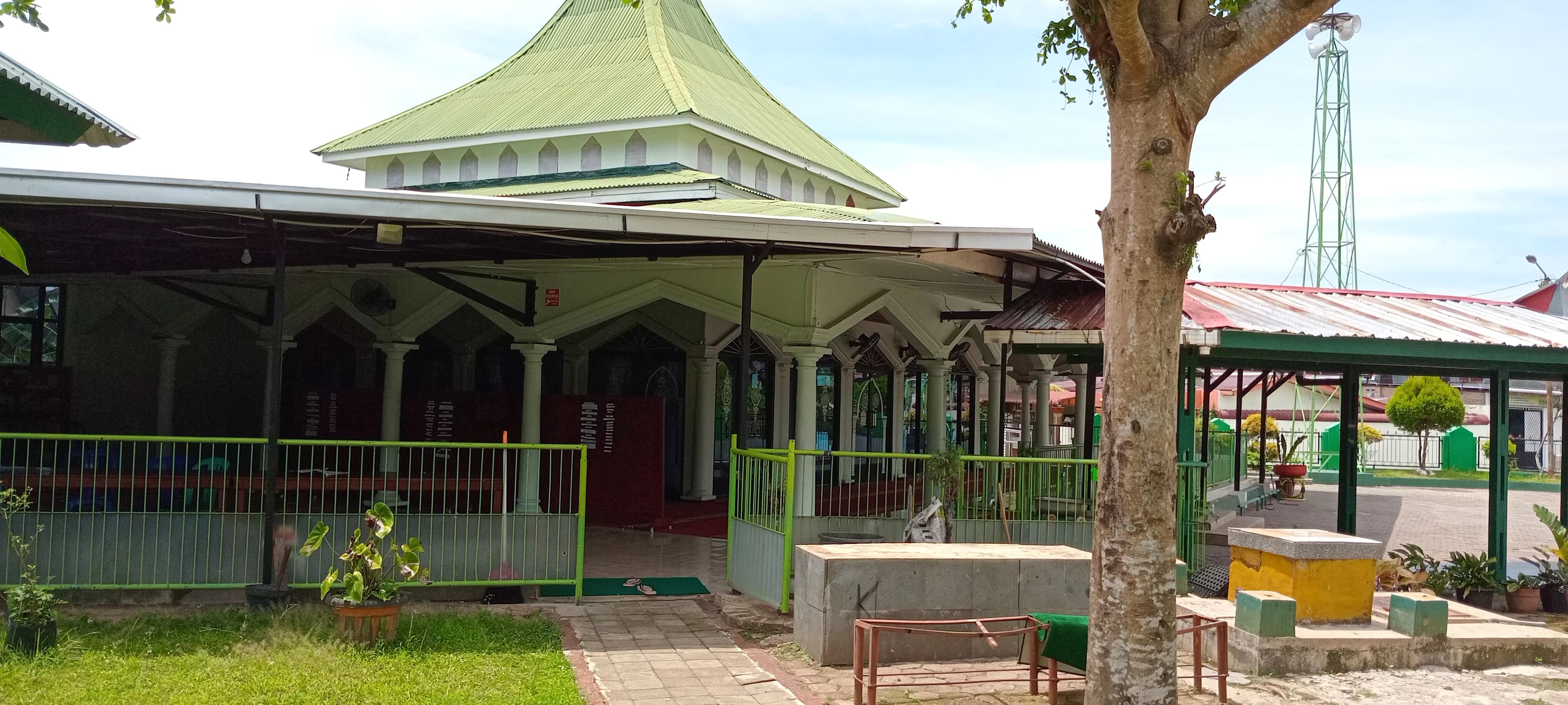 Bangunan Masjid dari Samping